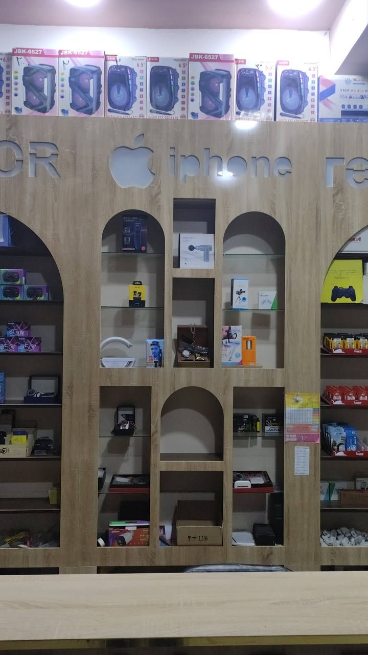 فاترينات مع ميازه للبيع محل مبايلات ليصح لصيدليات كوزمتك اسواق للاستفسار ***********
