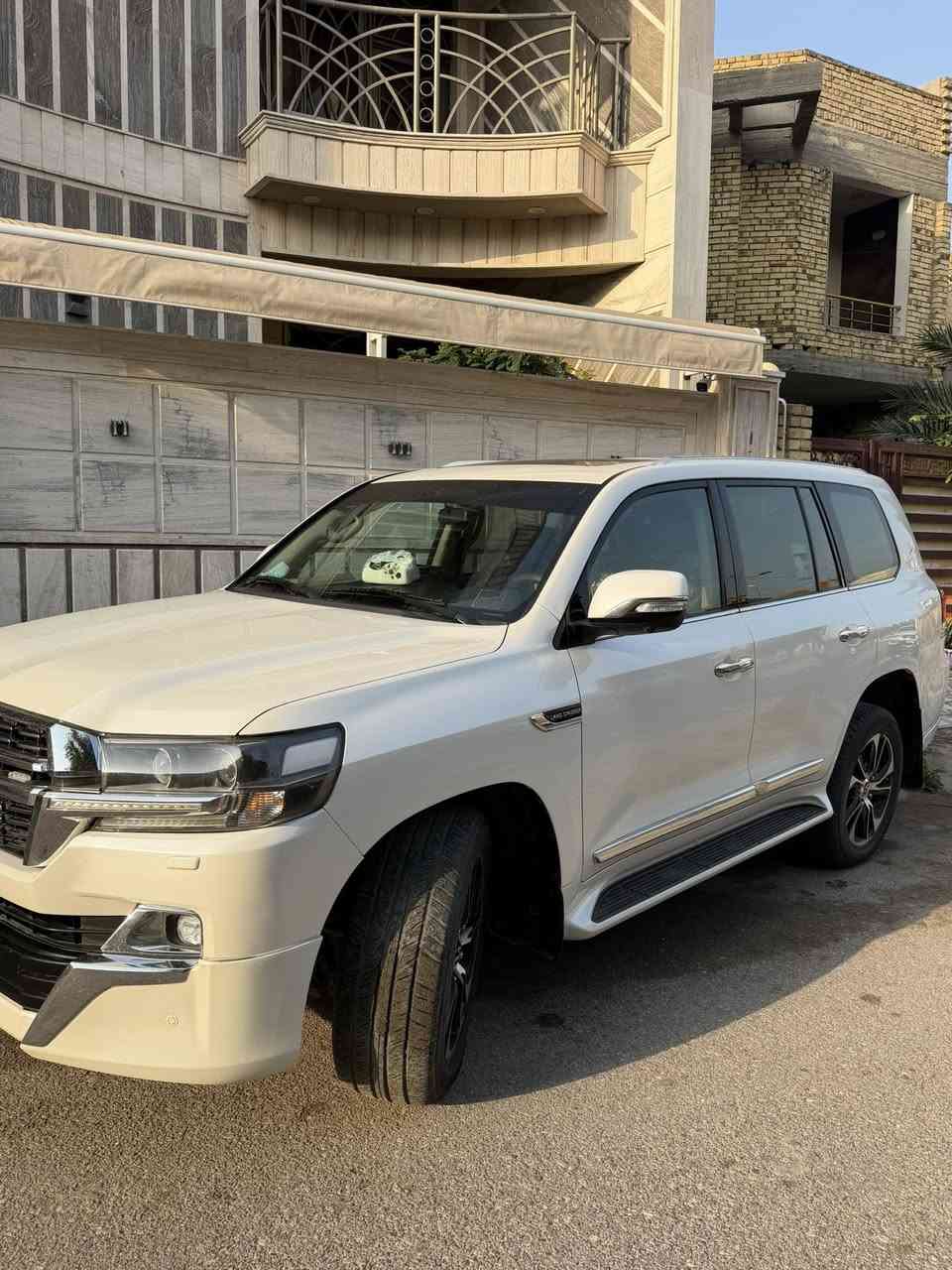 السلام وعليكم لاندكروز 21 كراند تورنك v6
فول مواصفات بحريني داخل قرميد
كاميرات 360 
3شاشات 
5 بصمات 
كشنين كهرباء 3 دكم الجنطه كهرباء وشفط 
8ايرباك 
ثلاجه 
فتحه سقف 
تشغيل عن بعد 
باقي مواصفات اللاندكروز المعروفه 
رقم بغداد تحويل ثاني يوم 
ماشيه 80000km 
كفاله عامه عدا شخط بلجاملغ الخلفي 
مكاني الكوت 
***********
سعرها 580$
