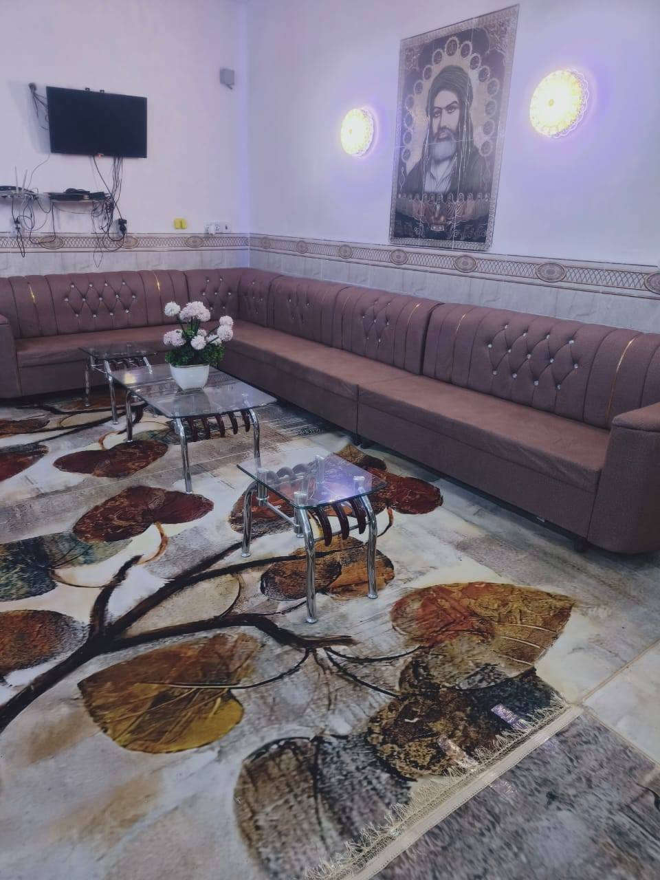 السلام عليكم البيت للبيع مساحه ٣٠٠ م واجهه ١٨ م يحتوي على بابين خارجيات واحد خاص للبيت والثاني للكراج السياره سلايت ويتكون من ثلاث غرف اثنين بالطابق الأرضي وواحده في الأعلى ومطبخ كبير مفتوح على الصاله البيت وصاله ٨ امتار وكذلك استقبال ٨ امتار بالاضافه إلى صحيات داخليه وخارجيه وهذه الصور والفيديو لشكل والتوضيح ما في البيت.. العنوان الكوفه شارع المعمل خلف جامع الخزاعل قرب دور الايتام.يرهم للسكن عاىله كبيره اوعاىلتين. علما ان إكمال بناه البيت سنة 2022،للاستفسار والتواصل على هذا الرقم المبين أدناه ***********
