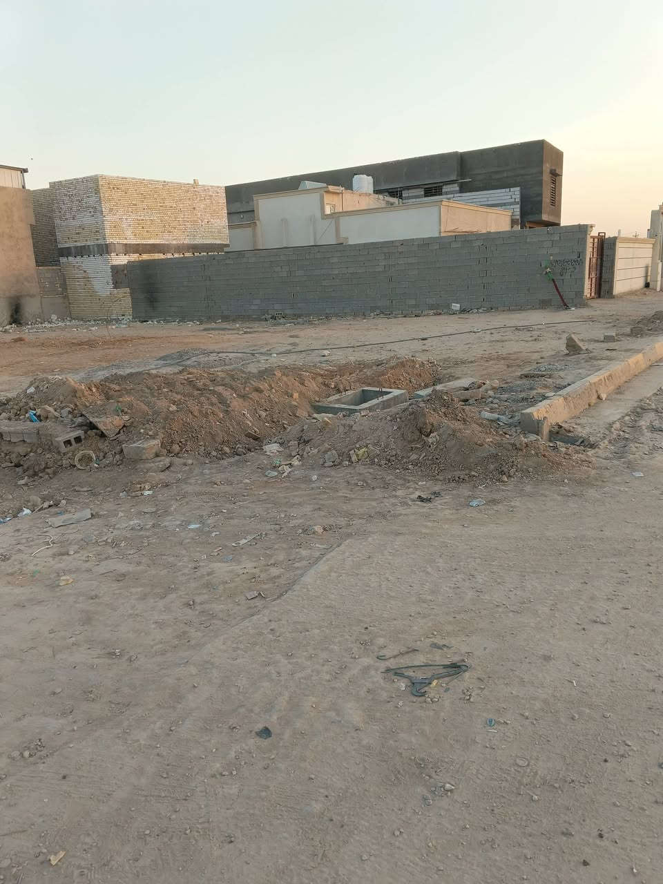 يالله بسم الله الرحمن الرحيم اليوم نعرضلكم عقار تجاري للبيع المساحه 465متر في منطقه الشبانات على الحولي مآل أبو مهدي المهندس قبل النزله الاخيره واجه 20ونزال 23تباع كلها أو نصفها أو على شكل 100متر الاستفسار عن السعر ***********او***********
