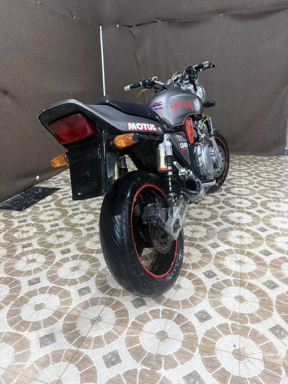 يالله السلام عليكم خوان دراجه بطحه للبيع مكفوله كافله عامه محرك مكفول حجم المحرك 400  دراجه رقم سنويه بسمي واسط الموقع الكوت ***********السعر والتفاصيل خاص او الرقم
