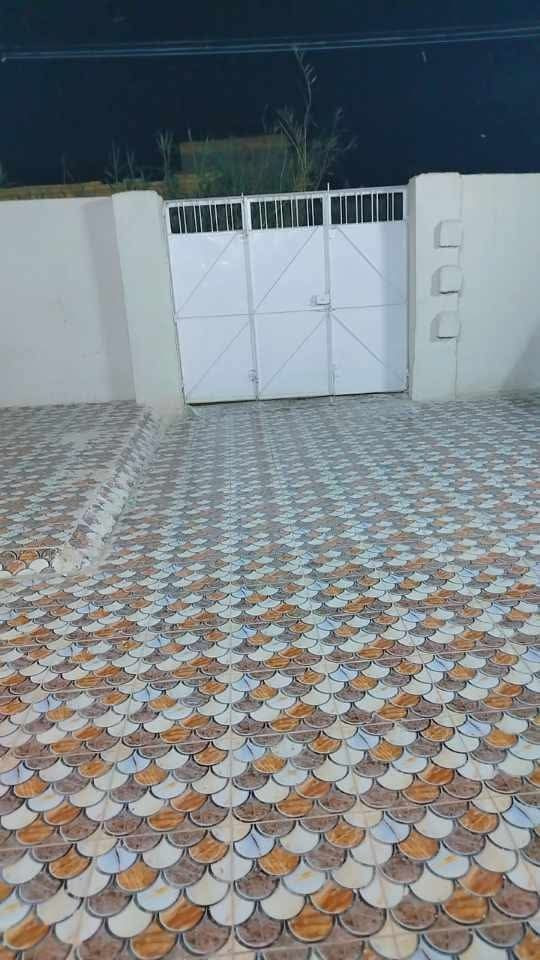بيت زراعي للبيع خلف البدعه مساحته 200م يحتوي غرفتين وصاله ومطبخ وحمامات وطارمه جاهز من كهرباء وماء ومولد السعر الشراي يتصل ***********
