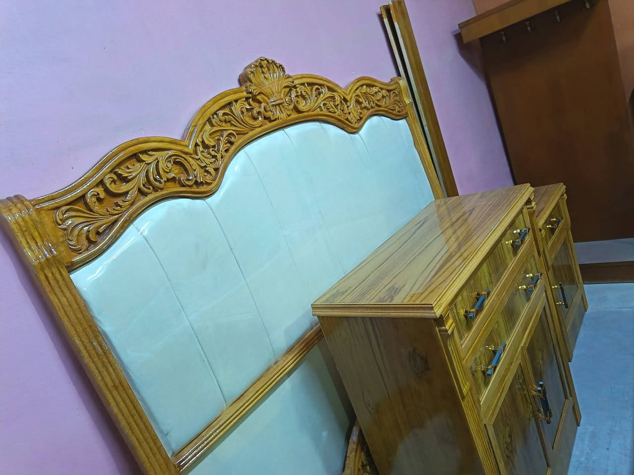 سلام عليكم ورحمة متوفر غرف نوم حطاطه حطاطه درجه اولى جديد مو مستخدم نوعيتين بس وتساب موجود الخاص محضور ***********
