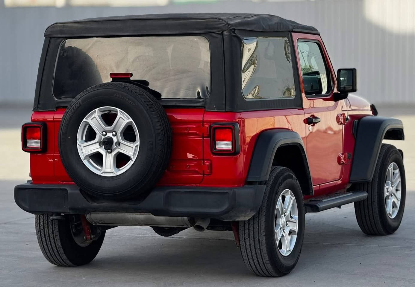 Jeep Wrangler 2023 Sport
جيب رانكلر 2023 سبورت
4 سلندر تيربو 

فول فول مواصفات/  سبورت
 جام كهرباء اوتو
 شاشة - كامرة
 قطعتين تبريد
هيتر بالمري

ماشيه 14 الف ميل 
تك باب كشف 

بيها صبغ ع كد شبر بطرف البنيد
للاستفسار خاص اوواتساب ***********
