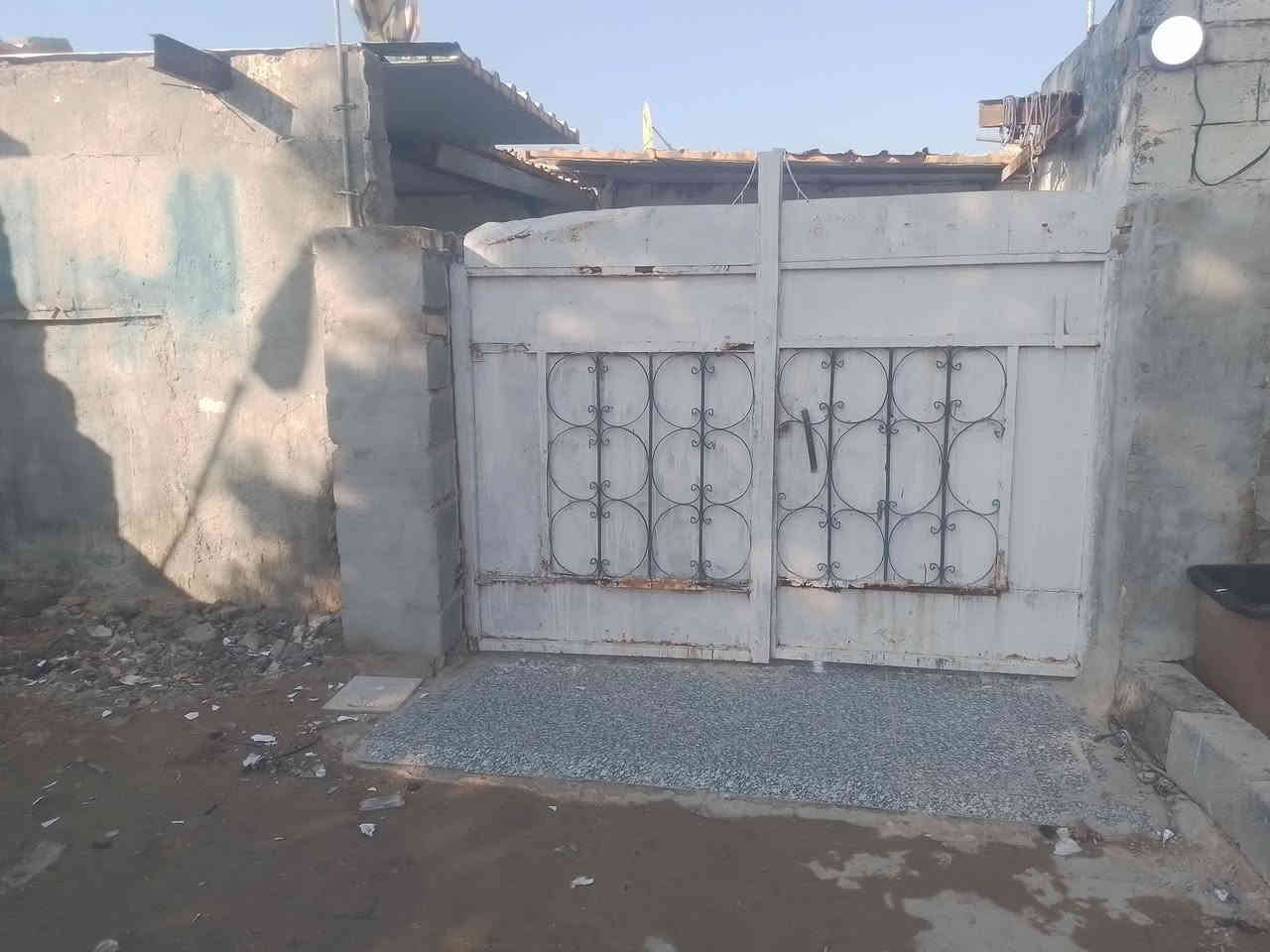 السلام عليكم بيت في حي الوحده السلاميه تجاوز ما معوض يحتوي علا غرفه ومطبخ ودوانيه وهول ومطبخ ومخزن وطارمه وكراج وحديقه خارجيه حمام توليت عكاده سراميك كاع وسكف منطقه هدواء ونضيفه   السعر 17 وبيه مجال اللاستفسار  ***********
