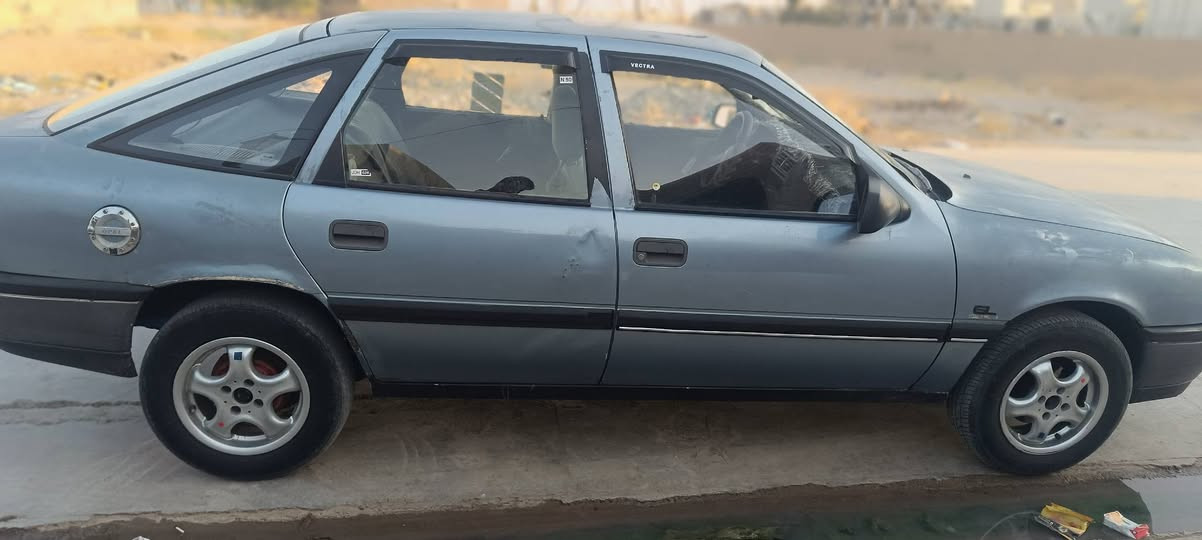 اوبل فکترا مودیل 1991 مکینە  18 دفتر بنزینی هەیە و مکینەی کەمێ سەرف ئەکات رەقم هەولێرە هەزەو بەرادی تازەیە سعری 27 و کەمێ مجال *********** کورک *********** اسیا  
تێبینی ....سەنەوی بەسەر جوە
