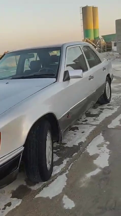 بيه ماسيدس دب مديل 88 للبيع مكينه 2 ونص تبريد شغال كلش شغال بيه لايت زنون السياره جديده ماابيه اي نقص السعر 50 قفل سنويه لغايه 2029 مكان البصره القرنه للستفسار ***********
