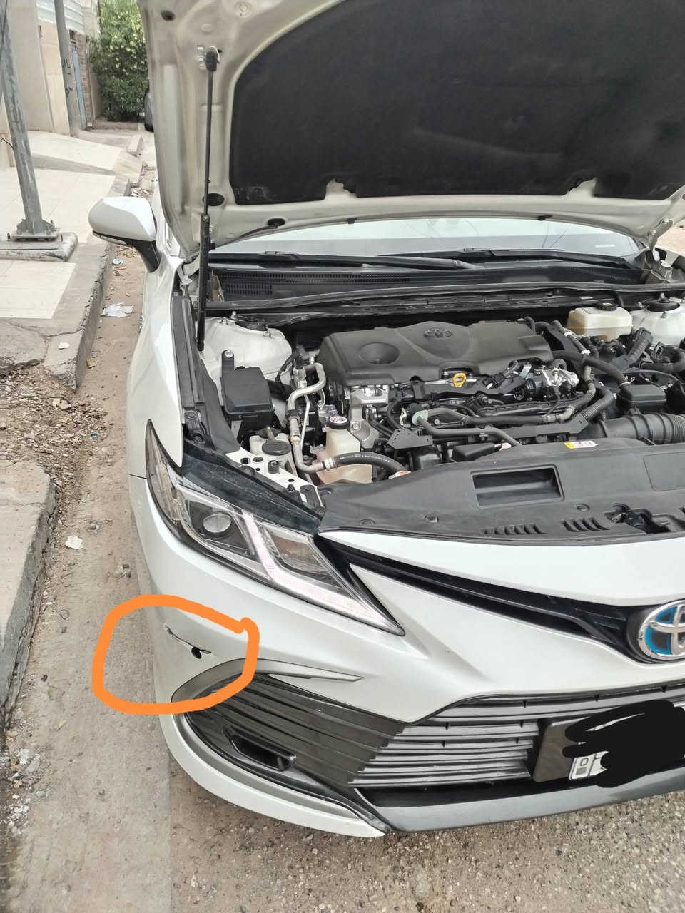 السلام عليكم اخوان للبيع كامري
 عبداللطيف جميل مديل 2024 هايبرد 
فول اعلى فئه بل كامري Gle
السياره جديده وماشيه ٨٧
بيه طخطخات وتكحيل موضح ب الصوره

وبيهه باب عكس السايق هم موضح فقط
 رقم بغداد بأسمي مكاني بغداد 
السعر ٢١٥ وبيهه مجال
***********
