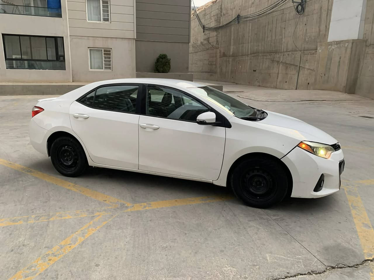 تۆیۆتا کرۆلا ، ئەمریکی ، سپی بەفری
مواسەفاتS
‎178,000 مایل ڕۆشتوە
زۆر پاک و جوان ماوەتەوە
مەکینە 1.8 
جلدە ، ناو ڕەشە ، تەحدید سورعە، گێر ئۆتۆماتیک و عادی، گێر سوکان ، دو سویچی لەگەڵایە،
تەبرید ، گێر و مەکینە بە شەرت ، سپێری لەگەڵایە 
کامێرایە، سەنەوی و هەزەی تازەیە،کارتی بەنزینی لەگەڵایە، هیچ مەسرەفی تیا نیە،

‏2T1BURHE1GC494094
رەقەم شانسی دانراوە
پێنج پارچەی هەیە بێ ناوگرتن 
سەقفی بۆیاخە
سعرەکەی 105 و مەجالیشی تیایە 
ڕەقەم تەلەفۆن 

***********

***********
موشتەری تەلەفۆن بکە لە خزمەتام ♥️.
