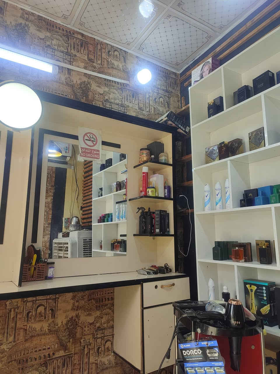 السلام  عليكم موجود ميز مال حلاقة للبيع المكان كوت زويريجات ***********
