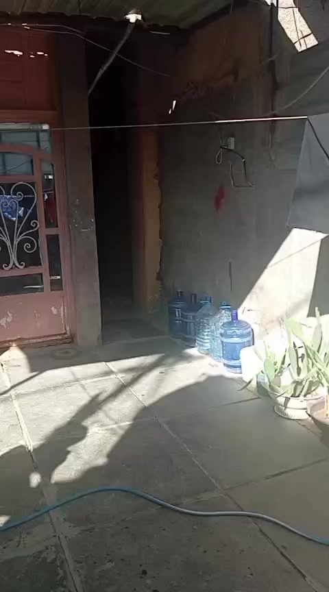 السلام عليكم
دار للبيع مساحت البيت ١٢٥ طابو زراعي سند ٢٥
غرفتين نوم+مطبخ +حمام داخلي+ الصحيات خارجيه
واستقبال 
لتواصل ع هذه الرقام 
***********
***********
