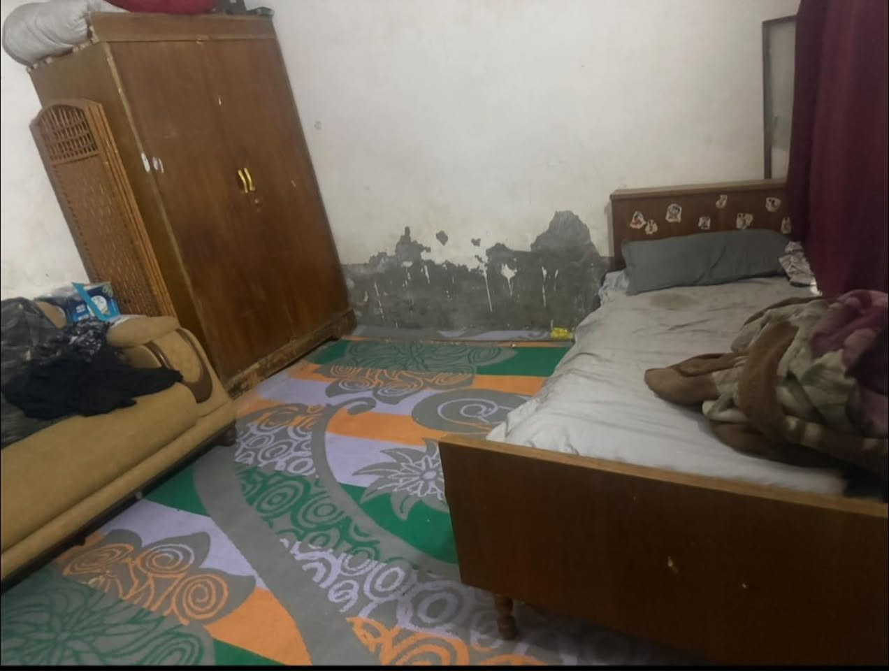 السلام عليكم هاذ بيت للايجار موقعه بغداد العماري شارا المدارس بيت بي غرفتين واستقبال وخدماته متوفره سعر الايجار 250   للأستفسار ***********
