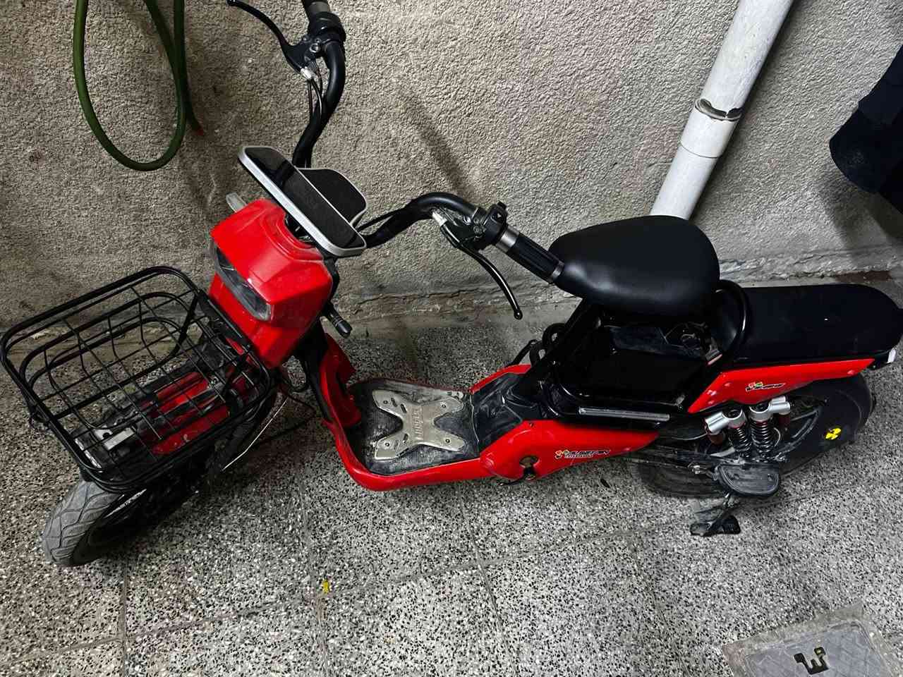 السلام عليكم عندي هاي الدراجه للبيع سعرها 425 صار اقل الشهر من اشتريتها ما طالع بيها هواي مكاني بغداد رقم التواصل ***********
