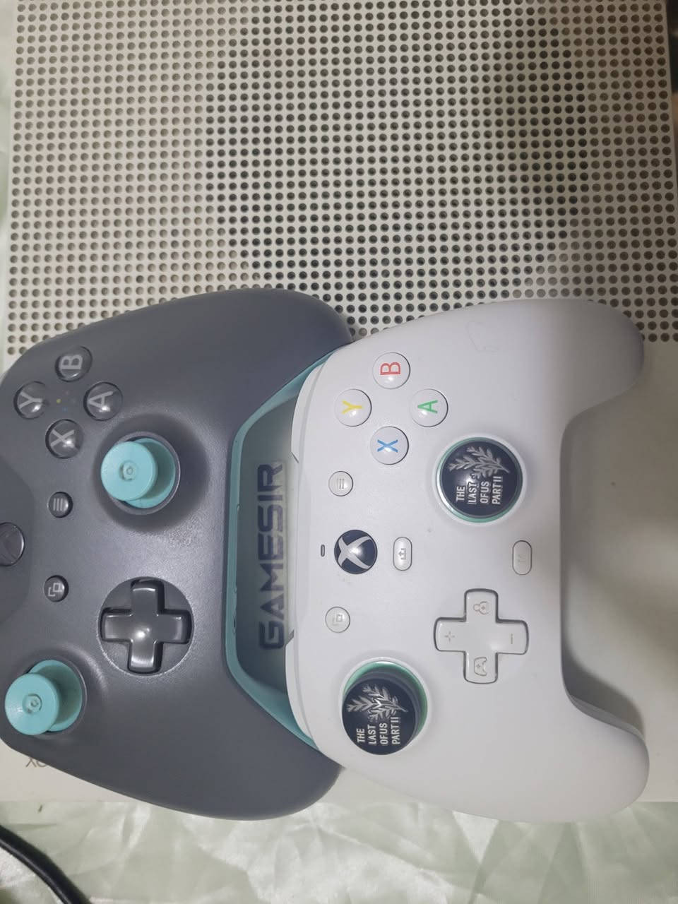 اكسبوكس ون اس
1 تيرا 
معه ثنين جوستيك الاولة كيم سير ج7 سي
ملاحظة اليدة الثانية ال لونها رمادي بيها درفت


**إذا كنت صاحب هذا الإعلان وتريد حذفه لأي سبب، رجاءا أرسل رسالة إلى الدعم الفني**