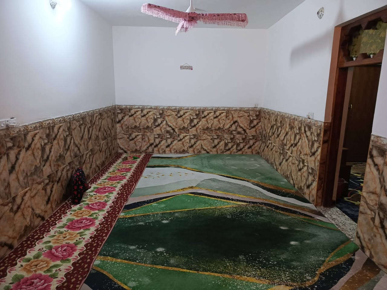 #دار_للبيع
 طابقين مساحه 200 متر طابو صرف.. يحتوي الطابق الأول
على صاله 4/9
وستقبال 4/6
غرفتين 4/5
مطبخ4/4
.... يحتوي الطابق الثاني على
غرفتين4/6
صاله 4/7
ومجمع صحياك 2/2
كما موضح في الصور 
#العنون ابو سديره قرب المدرسه الحديدية (أنيس الاصبحي) ثالث فرع على اليسار وداخل الفرع رابع بيت على اليمين
 

للاستفسار / ***********
