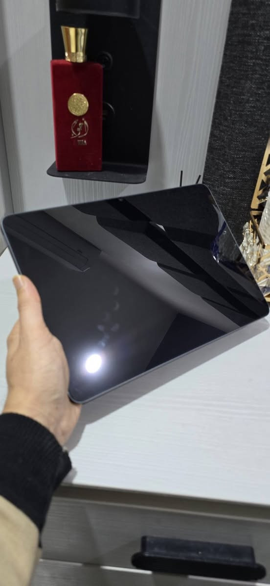 للبيع مستعمل شهريين ٦٥٠  وبي مجال
مواصفات Xiaomi Pad 6S Pro 12.4
الشاشة
الحجم: 12.4 إنش
الدقة: 3K (3048 × 2032 تقريباً)
نوع الشاشة: IPS LCD
معدل التحديث: 144Hz
السطوع: حتى 900 nits
دعم: HDR10 + Dolby Vision
📖 مناسبة للقراءة والعمل بسبب نسبة العرض 3:2. �
Xiaomi +١
المعالج والأداء
المعالج: Snapdragon 8 Gen 2
دقة التصنيع: 4 نانومتر
كرت الشاشة: Adreno 740
النظام:Android 16 مع HyperOS
⚡ معالج قوي جداً مناسب للألعاب الثقيلة والتصميم. �
Gadgets 360 +١
الذاكرة والتخزين
12GB RAM + 512GB
نوع الذاكرة LPDDR5X والتخزين UFS 4.0 السريع. �
Gadgets 360 +١
الكاميرات
الخلفية: 50MP + 2MP
الأمامية: 32MP
تصوير الفيديو: حتى 4K 60fps. �
mobile92
البطارية
السعة: 10000 mAh
الشحن: 120 واط HyperCharge
يشحن تقريباً خلال 35 دقيقة بالكامل. �
الصوت
6 سماعات ستيريو
دعم Dolby Atmos
🎧 صوت قوي مناسب للأفلام والألعاب. �
Xiaomi +١
الاتصال والمنافذ
Wi-Fi 7
Bluetooth 5.3
USB-C 3.2
يدعم القلم الذكي والكيبورد المغناطيسي. �
التصميم
الوزن: 590 غرام
السماكة: 6.3 مم
هيكل: ألمنيوم + زجاج Gorilla Glass 5. �


**إذا كنت صاحب هذا الإعلان وتريد حذفه لأي سبب، رجاءا أرسل رسالة إلى الدعم الفني**