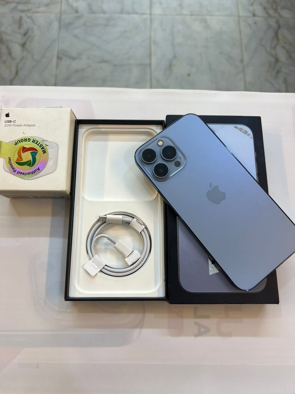 ايفون 13 برو ماكس 256 ذاكرة
بطارية 95‎%‎
نضافة 100‎%‎
كامل ملحقات الاصلية شركة ماستر 
اصلي وبيه ضمان لوكالة 
استخدام قليل
السعر خاص ***********
العنوان القطاع شارع السوك مجاور عوينات الكرار 
مركز الشمس
