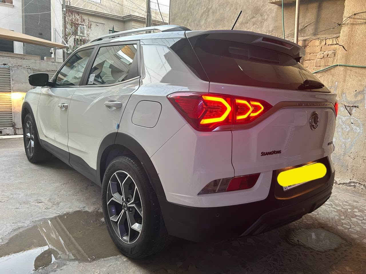 كوراندو 2025 زيرو

شركة  سانك يونك الكورية 

كوري اصلي 100%

حرة ، رقمها بغداد ، الرقم الإنكليزي( الألماني )

سيارة ماشاء الله تخبل من كلشي 

ماشية بس ١٠ الف كم يعني بعدها زيرو 

مشتريها من الشركة ماصار ٥ اشهر، 

 بالضمان 100 الف كم او ٣ سنين

مبدل بس تبديلتين دهن

محرك 1500 توربو ، عزم وقوة تعادل محرك 2600 تنفس طبيعي،  بصراحة سياقتها جدا ممتعة

اقتصادية جدا بالوقود بالازدحامات داخل بغداد تصرف حوالي 7 لتر لكل 100 كم، وبالطرق الخارجية والسفر تنزل إلى 6 لتر لكل 100 كم.

بها عزل رهيب وغرفتها واسعة وجدا مريحة للسائق والعائلة 

فول مواصفات

​سلايد 

كير اوتو 3 وضعيات قيادة 6 نمر 

شاشة ذكية متطورة ابل كار

مع تحكم ستيرن كامل.
 
بصمه ترحيب ذكي 

عدسات زنون 

كشافات ضبابيه 

مثبت سرعة

​تبريد ثلاجة (ما شاء الله) 

حساسات بلادية داير مدار السيارة 360 درجة 
رادارات 

حساسات لمراقبة ضغط الإطارات والستيرن
 
مري  شفط

كاميرا خلفية عالية الدقة

 نظام الثبات الإلكتروني

مانع انزلاق

 ايرباكات
 
وبعد هواية مواصفات 

​السيارة بحالة الشركة، بيها دعمة خفيفة جداً بالباب  من الجهة اليمنى (تتصلح بارد PDR  وترجع بلادية 100%). باقي السيارة مكفولة كفالة عامة من كل شي.

السيارة باسمي   السنوية جديدة
  تحويل ثاني يوم مباشرة 

♦️​السعر والتواصل♦️
​السعر: الاستفسار عن السعر على الخاص أو من خلال الاتصال

 ♦️​المكان: بغداد - السيدية.

​للتواصل (اتصال عادي أو واتساب):
 *********** بغداد, العراق
