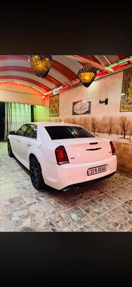 اوباما 300 موديل 2021
فول مواصفات 6 سلندر بصمة فورويل 
رقم ***********
مواصفات بصمه تشغيل وبصمة بوب اماميه  كشنات جلد كامرا حساسات اماميه وخلفيه تحكم ستيرن تشغيل عن بعد   بدون فتحه سقف السياره جديده   كير + محرك مكفولات  ماشيه 72 الف كيلو السياره دفع رباعي  حادثها باب خلف السائق مبدل بأمريكا مال شركه وتعديل التكمه الدوسه  وباب السائق تعديل بارد . بجم كبس سياره جميع ارباكات  سليمه
