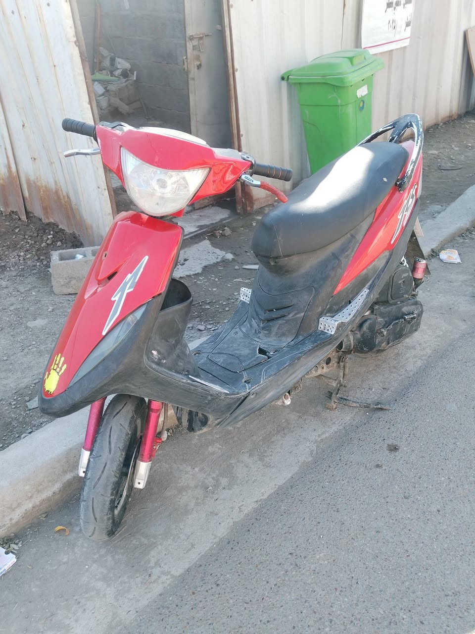 سلام عليكم دراجة ماكس عدلة للبيع الدراجة حلوة دبل أمامي رياضي اويالة رياضي نجمة باتري جديد لايت أمامي بي عدسة 3 وضعيات رماش إو الوان إو عادي نقصهة سلف إو بريك خلفي السعر 450 مكاني الشعب الرقم ***********
