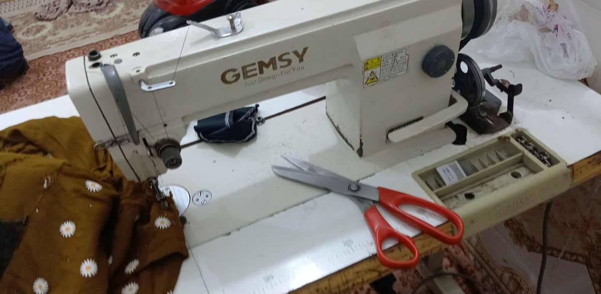 مكينه GEMsy. 
جمسي الباب الأول نظيفه كلش مابيهه اي عطل  ////بيها فقط الخيط يفلت مانعرف نخيط بيهه. رايد اشتري مكينه زغيره 

***********  رقم الهاتف
