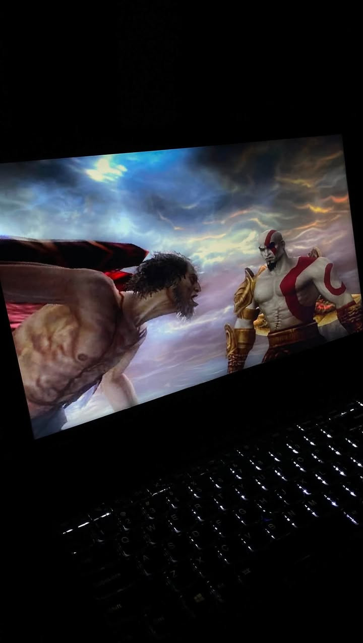 لابتوب دراسه او اعمال هندسيه وبسيط في الالعاب "للبيع".
لابتوب  (Lenovo W540) مواصفاته كالاتي
1. المعالج (CPU)
 النوع: Intel Core i7-4700MQ.
 الجيل: الجيل الرابع (Haswell).
  السرعة الأساسية: 2.40 جيجاهرتز.
عدد الأنوية: 4 أنوية حقيقية و 8 مسارات معالجة (Threads)، مما يجعله معالجاً قوياً للأعمال الهندسية والبرمجية.

2. الذاكرة العشوائية (RAM) 
السعة الإجمالية: 8 جيجابايت.
النوع: DDR3.
السرعة: 1600 ميجاهرتز.
عدد الفتحات (Slots): الجهاز يحتوي على 4 فتحات ممأن لديك مساحة ممتازة للتطوير مستقبلاً.

3. معالج الرسوميات (GPU)
‎يحتوي هذا الجهاز على كرتي شاشة (نظام هجين):

الكرت المدمج (GPU 0): Intel HD Graphics 4600 (للاستخدام الخفيف وتوفير الطاقة).

الكرت المنفصل (GPU 1): NVIDIA Quadro K1100M.
    * هذا الكرت مخصص للأعمال الاحترافية (Professional Workstation) مثل التصميم الهندسي (CAD) والرندرة، وليس موجهاً للألعاب بشكل أساسي.

4. التخزين (Disk)
* النوع: SSD (وحدة تخزين ثانوية سريعة).
* السعة: 256 جيجابايت.
* هذا النوع من الأقراص يعطي سرعة ممتازة في تشغيل النظام وفتح البرامج مقارنة بالأقراص القديمة (HDD).

5. تفاصيل إضافية
* الموديل: Lenovo ThinkPad W540 (يظهر من تصميم الجهاز والاسم في أسفل الشاشة).
* الشبكة: يدعم Wi-Fi وبلوتوث.
* النظام: يعمل بواجهة لغة عربية (Windows 10 على الأغلب).
6. بطاريه الشحن 135w
طول سلكها ٣ متر 

السعر [ 220 ] بي مجال 
مكان بابل حله شارع 60 
خاص موجود او واتساب ***********
