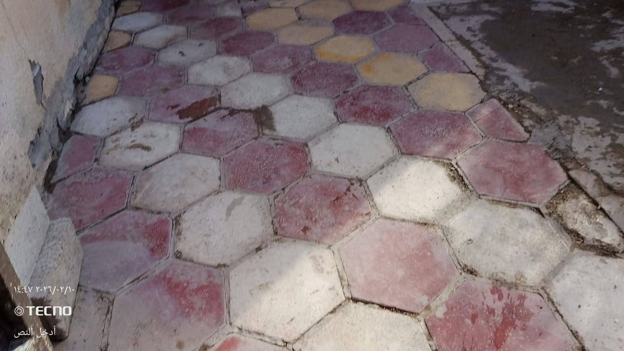 بيت مساحه 100 متر للايجار حي الزهور شارع الجمعيه ***********
