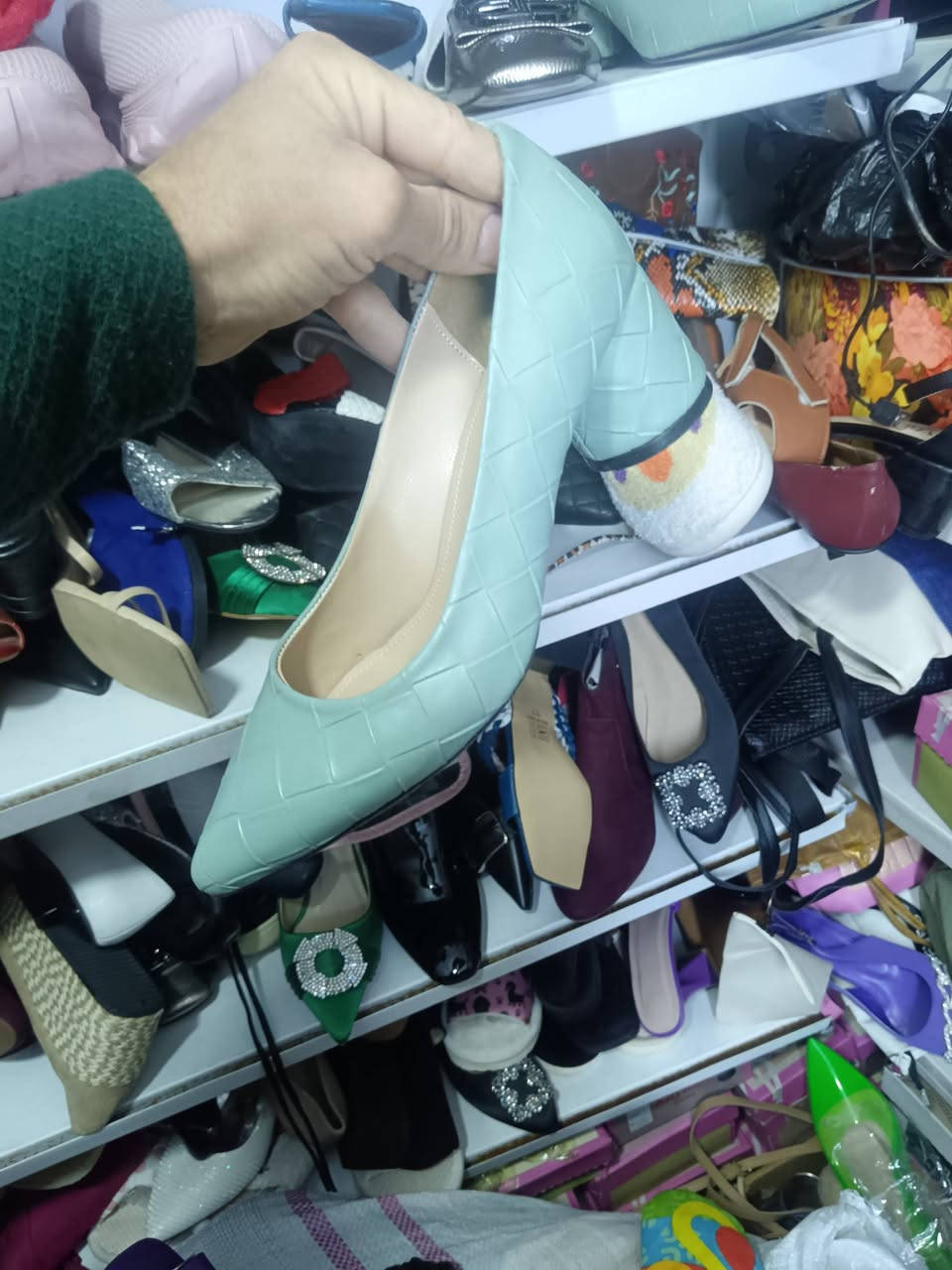 سلام عليكم احذيه نسائيه تركي او شي ان سعر القطعه ٥٠٠٠الاف وعندي بعد بيهن موديلات هاي نموذج اليريد يراسلني او يتصل ***********
