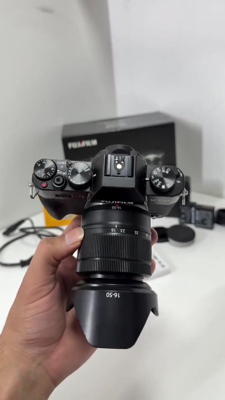 للبيع او مراوس كامرة فوجي 
🔥 Fujifilm X-T10 + عدسة 16-50mm
📽️ كامرة أنيقة بأداء قوي وجودة ألوان مشهورة من فوجي 🎞️
🔹 نظافة الكامرة: %100
🔹 حالة وكالة ✨
🔹 تصوير ممتاز للصور والفيديو
🔹 ألوان Fujifilm السينمائية الخرافية 🎨
🔹 حجم خفيف ومناسبة للتصوير اليومي والسفر ✈️
🔹 شاشة متحركة للمساعدة بالتصوير
🔹 فوكس سريع وأداء ممتاز
🔹 تصميم كلاسيكي فخم مع تحكم احترافي 📷
🔹 واي فاي لنقل الصور للموبايل بسهولة 📲
🎁 الملحقات:
✔️ الكرتون الأصلي
✔️ شاحنة
✔️ الحزام الأصلي
✔️ بطاريتين عدد 2 🔋
✔️ رام 32GB هدية 🎁
السعر 750الف
التواصل خاص او على الرقم ***********
