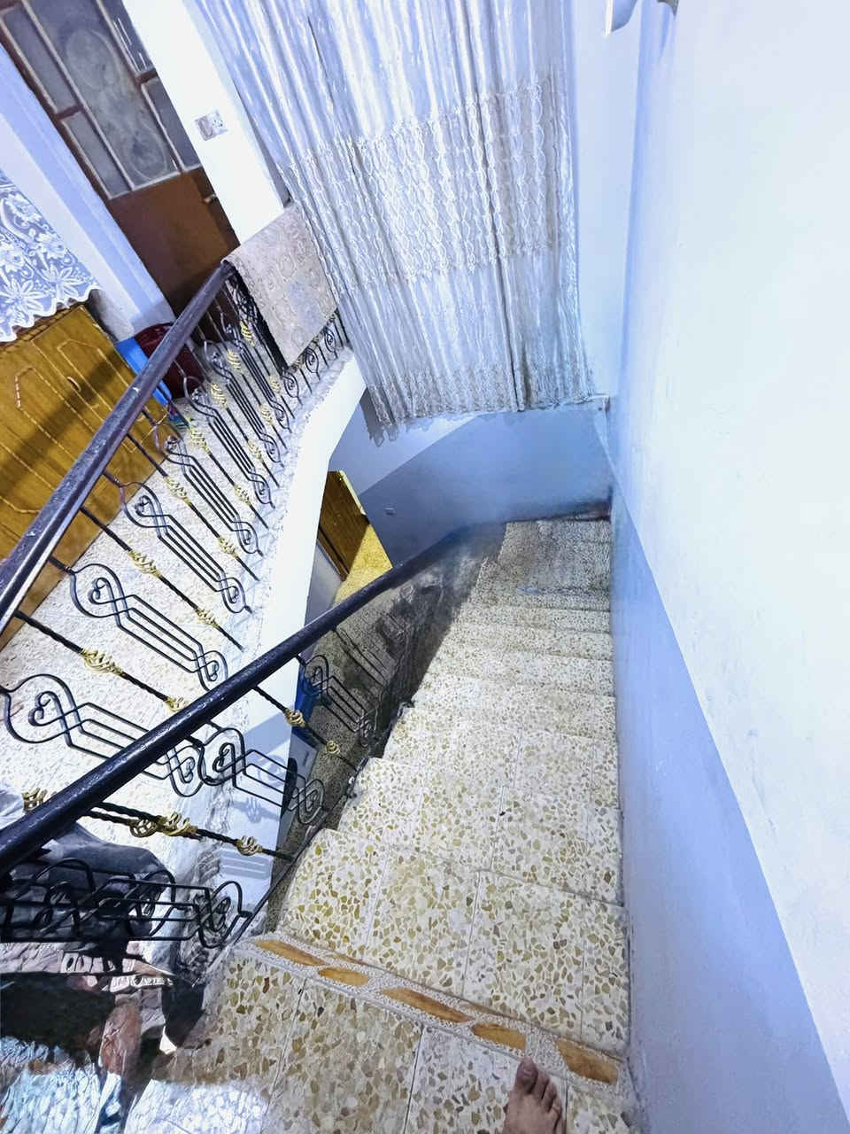 السلام عليكم بيت للبيع مساحه 75 متر في البلديات اليؤن مقابيل الجسر اول فرع البيت طابقين ونص الطبق الارضي استقبال صاله وغرفت نوم ومن ضمن الصاله مطبخ الطابق الثاني غرفتين نوم وصاله وصحيات والطاب الثالب غرفه وصاله وصحيات 
للاستفسارمعه رقم او صاحب صفحه ***********
