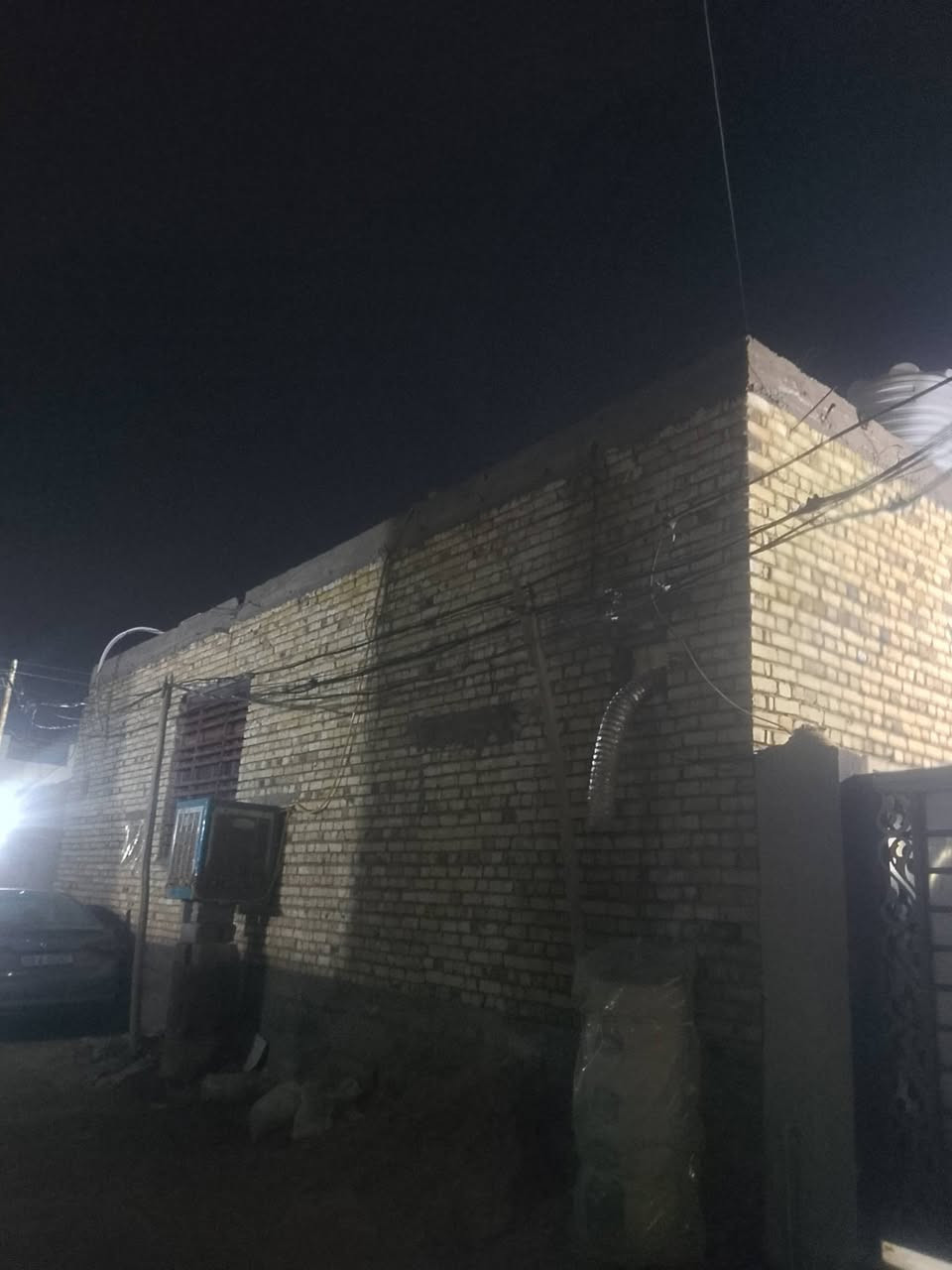 #دارللبيع شارع المطار الجديد حي الصدر الثالث شارع اسواق فدك موقع الدار ركن عرض شارع 20متر  موقع تجاري وكافة الخدمات مساحة الدار 170متر بناء حديث قبل سنه طابوك صب كونكريت أساس ارتفاع متر يحتوي غرفتين وصاله ومطبخ وستقبال مناورثنين  صيحات داخليه وخارجيه اومحل+طارمه اي استفسار اتصل وتدلل ***********
