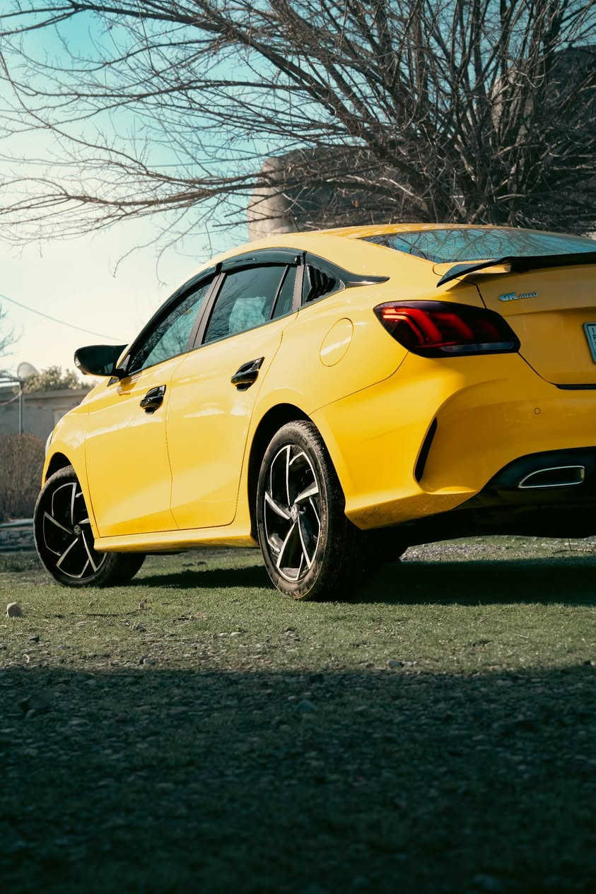 MG GT 2022
خلیجیە و لە شەریکە مانگی ١١ی ٢٠٢٤ ڕاکێشراوە
یەک دەستە
٤٦،٠٠٠کم ڕۆشتووە
نزیکی ٥ ساڵ زەمانی شەریکەی ماوە بۆ گێڕ و مەکینە و کارەباییش، و هەموو سێرڤسێک لە شەریکە کراوە
تەنها بەنزینی سوپەری هەواری تێکراوە
٢٠،٠٠٠ جارێک تەنکی پاک کراوەتەوە
فول مواسەفاتە:
مەکینە 1.5 تۆربۆ
١٨٠ هۆرسپاوەر
٢٥٠ نیوتن مەتر تۆرک
٧ گێڕی ئۆتۆماتیک دەبڵ کلاج
گێڕ ئۆتۆماتیک و عادی بە پادڵ شەفت
سەقف سڵاید
لایتی عەدەسە و زینۆن
لایتی ڕۆژ و ئیشارەتی لید
تایەی ١٧ ئینچ
کامل جوانکاریی دەرەوەی بۆ کراوە
جامەکان و سڵایدەکەش حاسەیە و دەست پێوەی نابێت 

کوشنی جلد ڕەش و سور
کوشنی سایەق کارەبایی بە ٦ جۆر
گێڕی کارەبایی
سکان کارەبایی
ئەوتۆهۆڵد
هیڵ ئەسیست
برێک کارەبایی
ئاوێنەی هیتەر 

ڕاداری پێشەوە کە ئەگەر سەیاری پێشەوەت خاو ببێتەوە یان شتێک بێتە بردەمت ئاگادارت ئەکاتەوە
خەتی جادە
کامێرای ٣٦٠
حاسەی دواوەی هەیە بۆ پارکینگ
٦ ئەیرباگە
تەحدید سورعە
٤ تایەی برجستۆنی لۆکی بۆ دانراوە
هەر چوار بانسەکەی لە شەریکە گۆڕاوە و تازەی بۆ دانراوە 

گاعی شەریکەی لەگەڵە ڕەش
سێتێکی تریش هەر گاعی شەریکەی لەگەڵە جلد بێجی 

چەمەلەغی پێشەوە لای سایەق لێی دراوە، لێم کردۆتەوە دانەیەکی تازەم لە شەریکە بۆ داوا کردووە و خستوومەتە سەری. انشاللە بە نسیبی هەرکەس بوو چەمەلەغەکەشی ببات لای تەعدیل چییەک یان پی دی ئاڕ چاکی کاتەوە بۆیەی ناوێت بۆیاخەکەی هیچ نەڕۆشتووە.
یەک دوو قەڵەمکاریی هەیە هیچی لە نینۆکێک گەورەتر نییە
یەک دوو چاڵی بچووکی هەیە لەسەر جادە وردە بەردی بەرکەوتووە، بۆیاخی نەڕۆشتووە. 

سەنەوی بە ناوی خۆمە و تا ٢٠٢٩ تازەکردنەوەی ناوێت
ویستیشت بیکەم بە ناوتەوە هەر کاتێک بێت لە خزمەتتام
سێتێک چاوی جامی پێشەوەی لەسەرە
جامی ڕەش کراوە بە پۆلۆرایزی ئەسڵ و کتابی جام ڕەشی هەیە تا نزیکی مانگی ٨
ئەگەر غرامەی تیا بێت تەبعەن انشاللە لەسەر خۆمە تا ئەو ڕۆژەی لای من بێت لەگەڵ بە ناو کردن واسڵی ئەکەم
کتابی جام ڕەشەکەشی تا بەسەر ئەچێت هەدیەی من بێت (بەڵام ئەبێت پێش ئەوە تازە بکرێتەوە یان لە دایرە لاببرێت، گەر نا غەرامەی لەسەرە) 

تا ئێستا فیتەری نەبینیوە و ناشیبینێت انشاللە، هەموو شتێکی لە شەریکە بۆ کراوە تەنانەت فڵچە گۆڕینیش 

بێ بەرمەجە دیلکۆی نەبووە تا ئێستا و تا لای خۆشم بێت ناهێڵم هەیبێت انشاللە
هیچ خەلەلێکی گێڕ و مەکینە و کارەبایی نییە و زەمانی نەک خۆم بەڵکو شەریکەشی لەگەڵە، خوا نەخواستە لای خۆشت هەر خەلەلێکی بۆ دروست بوو بیبە بۆ شەریکە بە یەک ڕۆژ بە خۆڕایی بۆت چاک ئەکەن 

بۆ دەرەوەی شار بۆ ١٠٠کم ٤ لیتر بۆ ٦ لیتر ئەخوات، حەسەب سیاقەتی خۆت.
بۆ ناوشار زۆرترە و تا ٩ لیتر ئەخوات، ئەویش حەسەب سیاقەتی خۆت و ئیستیحامی جادە. 

ماشاللە گێڕەکەی زۆر بەهێزە و جایرۆسکۆپی بۆدیشی هەیە، سوودی ئەوەیە کە ئەگەر بە هەورازا سەرکەویت یان دابەزیت ئەقڵەکە خۆی ئەزانێت و نە زوو گێڕ ئەگۆڕێت و نە لە لێژاییشدا ئەهێڵێت زەخت لەسەر بانسەکانت زۆر بێت. 

ئەو تایانەی لەسەریەتی خۆم بە تەڵەب خاس داوام کردووە و ئەو ڕۆژەی خستمە سەری ٦ مانگ بوو درووست کرابوو. جۆری برجستۆن ئیکۆدرایڤە، بەم تایانەوە کەمتریش بەنزین ئەخوات. 

خلیجییەکان ڕادیەتەریان لە چینییەکان گەورەترە بۆیە هەم مەکینەی باشتر سارد ئەکاتەوە و هەم تەبریدی زۆر سارد و مەعقولە، ناگاتە ٢ دەقە هەوای تەواو سارد ئەبێت. 

نرخی:
١١٣ گەلا و مەجالیشی تیایە
ژمارە تەلەفۆن:
0770 041 0009
0774 110 1112
