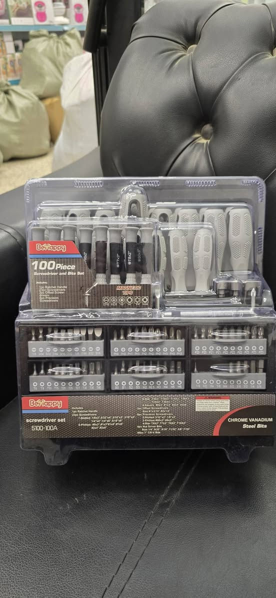 هذا الطقم من علامة Behappy (موديل 5100-100A) يعتبر "عدة متكاملة" لأي شخص يحب يشتغل بإيده أو يحتاج أدوات للصيانة المنزلية وصيانة الإلكترونيات.
إليك أهم مواصفات هذا الطقم المكون من 100 قطعة:
1. محتويات الطقم (تنوع كبير)
مفكات أساسية (23 قطعة): مفكات بأحجام مختلفة (عدل ومصلب) للاستخدامات العامة.
مفكات دقيقة (8 قطع): مخصصة للإلكترونيات الدقيقة مثل الهواتف، النظارات، أو الساعات.
رؤوس مفكات (60 قطعة Bits): تشمل كل الأنواع (توركس، سداسي "ألنكي"، مصلب، وعدل) لتركيبها على اليد الرئيسية.
لقم صواميل (6 قطع Nut Driver Bits): لفك وشد البراغي المسدسة.
مفكات زاوية (2 قطعة Offset Screwdrivers): للأماكن الضيقة والمستحيلة التي لا يصل إليها المفك العادي.
يد مفك "راتشيت" (Ratchet Handle): يد مريحة تعمل بنظام الطقطقة لسهولة الشد والفك دون الحاجة لرفع اليد عن البرغي.
2. جودة التصنيع
المعدن: الرؤوس مصنوعة من معدن Chrome Vanadium (CR-V)، وهو صلب جداً ومقاوم للتآكل والصدأ.
المقابض: مصممة بشكل "إرغونومي" (مريح لليد) مع طبقة مطاطية تمنع الانزلاق أثناء العمل وتوفر عزم دوران أقوى.
3. ميزات إضافية
Magnetic Tips: الرؤوس مغناطيسية، وهذا يساعدك جداً في تثبيت البراغي الصغيرة ومنع سقوطها في الأماكن الضيقة.
ستاند تنظيم: العلبة تعمل كمنظم (Stand) يمكن وضعه على الطاولة أو تعليقه، مما يسهل عليك الوصول للقطعة التي تريدها بسرعة.

السعر 50.000 الف


**إذا كنت صاحب هذا الإعلان وتريد حذفه لأي سبب، رجاءا أرسل رسالة إلى الدعم الفني**