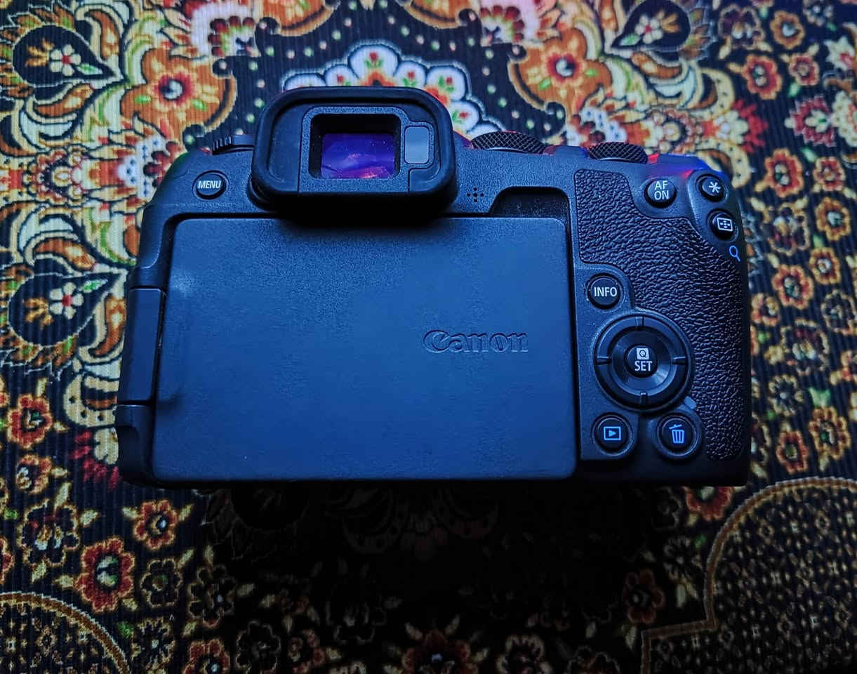 للبيع  R8 نضافة 96٪ السعر يذكر على الخاص او الاتصال ***********
كاميرا Canon EOS R8 كاميرا ميرورليس  خفيفة الوزن وكاملة الإطار (Full-Frame) من كانون، مصممة للمصورين الهواة والمحترفين . تأتي بمستشعر 24.2 ميجابكسل، ومعالج DIGIC X، وتصوير فيديو 4K/60p، ونظام تركيز تلقائي ذكي. تعتبر مثالية  وتصوير  سرعة أدائها وحجمها المدمج
