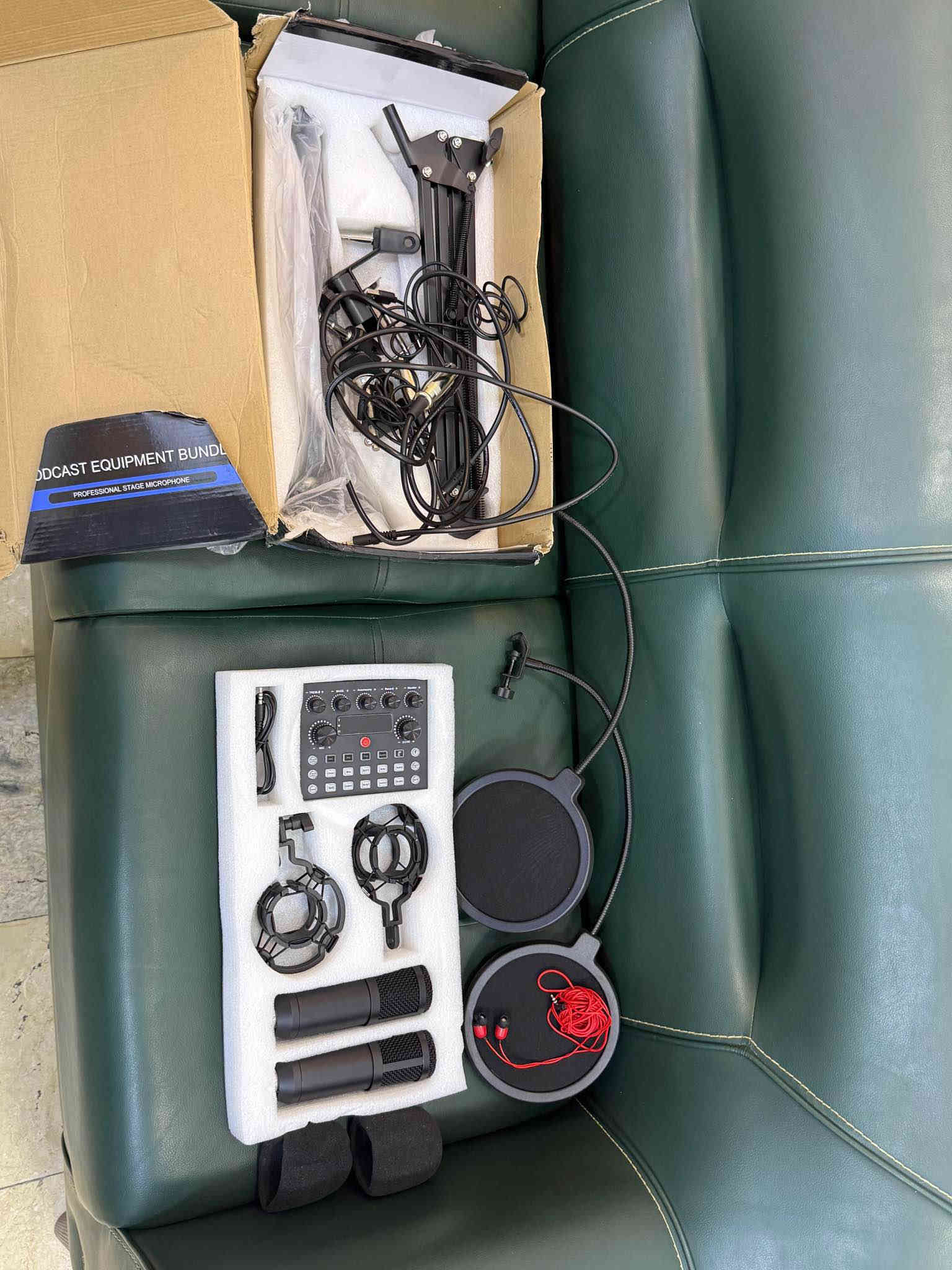 ⸻

🎙️ بكج تسجيل احترافي كامل للبودكاست والبث المباشر 🔥

جاهز تستفاد منه بكلشي — تسجيل، غناء، بودكاست، بث مباشر أو ستريم 🎧

🔹 المواصفات:
 • مايك كوندنسر عدد 2
 • كارت صوت احترافي 🎚️
 • ستاند ثابت + صوند كارد + فلتر هواء
توصيلات مع هتفون
 • كل الملحقات الأصلية جاهزة داخل البكج جديد غير مستخدم

✅ صوت نقي وواضح
✅ سهل التركيب
✅ مناسب للمبتدئين والمحترفين

💰 السعر: 40 الف
مكاني بغداد الدورة
***********
*********** بغداد
