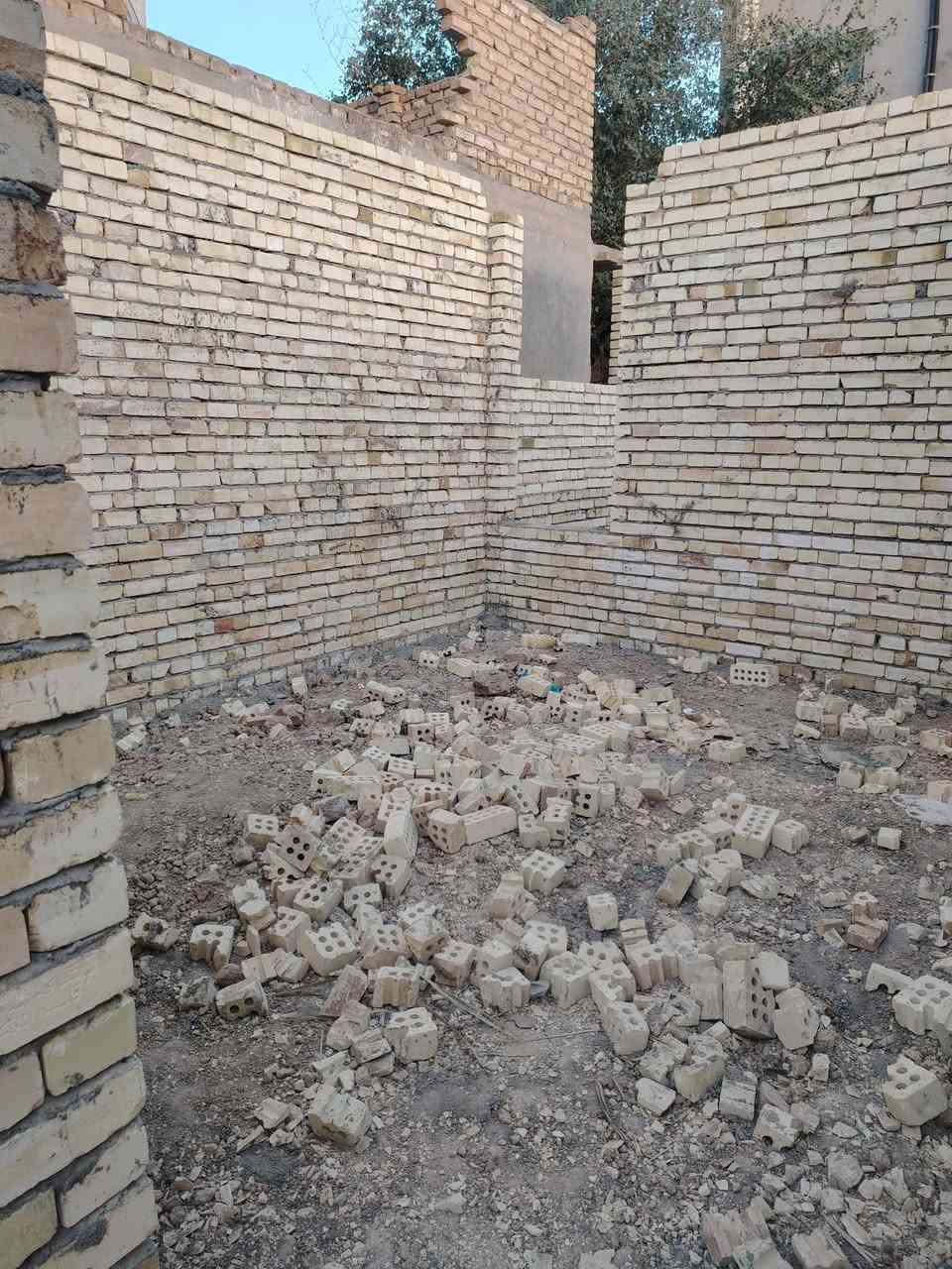 سلام عليكم هيكل البيع المساحه ١٧٠ غرفتين وصاله وستقبل ومطبخ وصحيات ٢ كربلاء طويريج الجمعيه شارع أبو حسين البقال ***********
