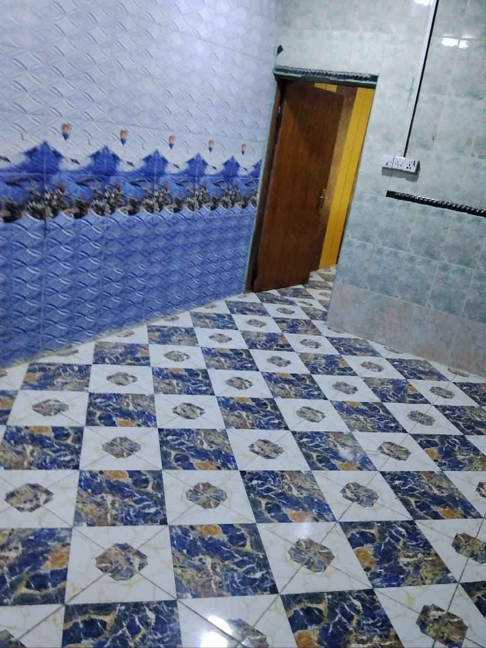 دار للايجار في حي الجامعه القبلة قرب مستشفى طفل قاطين سعر 750 ثلاث غرف وصاله ومطبخ وهول وكراج ***********
