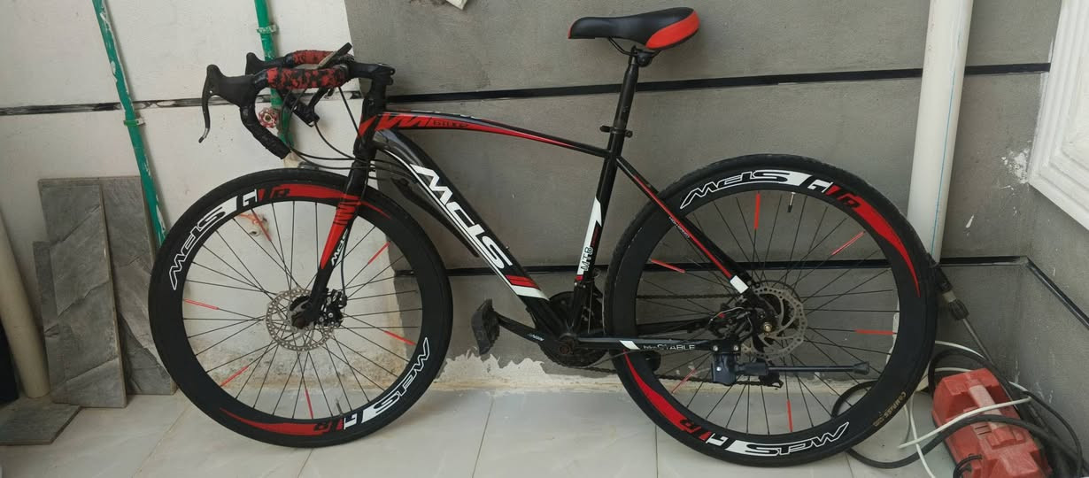 بايسكل رود بايك شركة MCIS.
التايرات المنيوم خفيفات. 
السرعات 7×3.
البريكات دسك. 
البايسكل رياضي وجمالية بالمشي. 
السعر 220 وبي مجال.عنواني بغداد /المشتل/شارع المدارس/قرب فرع تموين المشتل
رقم 
***********
