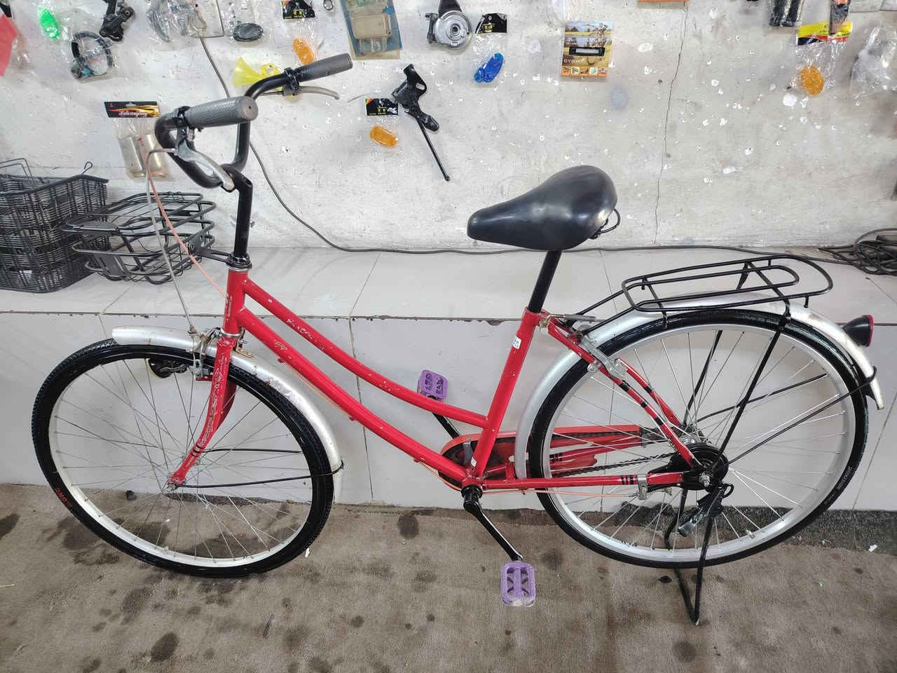 باسكيل ياباني باله حجم 26 شرط نظافه بدون اي عيب شلونه بل صوره هيج سعره 50 نهايته شراي خابر وتدلل *********** ملاحظة اروس شعندك باسكيل عاطل لو حته صغير تحياتي للجميع
