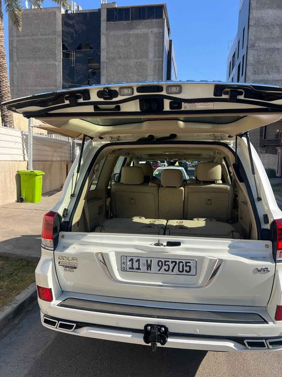 لاندكروز ٢٠٢١ ابيض ساز فول مواصفات اربع كامرات وشاحن بيه بارد بين الباب والجاملغ من الاسفل شي بسيط وبيه رصعتين بالجاملغ الخلفي همات مبينه ابد ومتاركه اي اثر او تكحيل ومسويله سونر مناقصه اي شي مكانه الحارثيه شارع الكندي ورايده ٥٤٠٠٠$ بيه مجال حك جيه  سياره باسمي تفحص وتحول ورجاءا ما احب العمله للاتصال ***********
