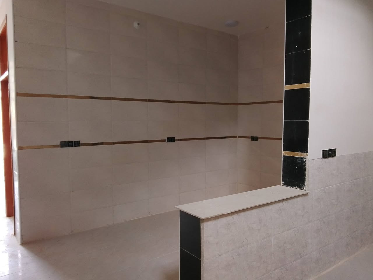 بيت 120متر للبيع بناء حديث درجة اولى يتكون البيت من غرفة نوم استقبال مطبخ كلدور صحيات داخلية  وخارجية العنوان بكرلي شارع مقابل محطة الغاز  بنهاية الشارع مقاطعة بيت اشگح السعر 70 مليون وبي مجال 
الاتصال على الرقم *********** أبو مصطفى 
*********** أبو مهند
