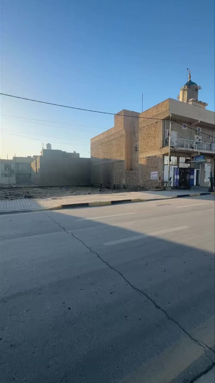 قطعه ٢٠٠ متر تجارية للبيع 
الواجه ١٠ متر
النزال ٢٠ متر
عرض الشارع ٣٠ متر 
واسط الكوت حي الحوراء شارع الجوبه سابقاً الكفاح حاليا 
***********
***********
