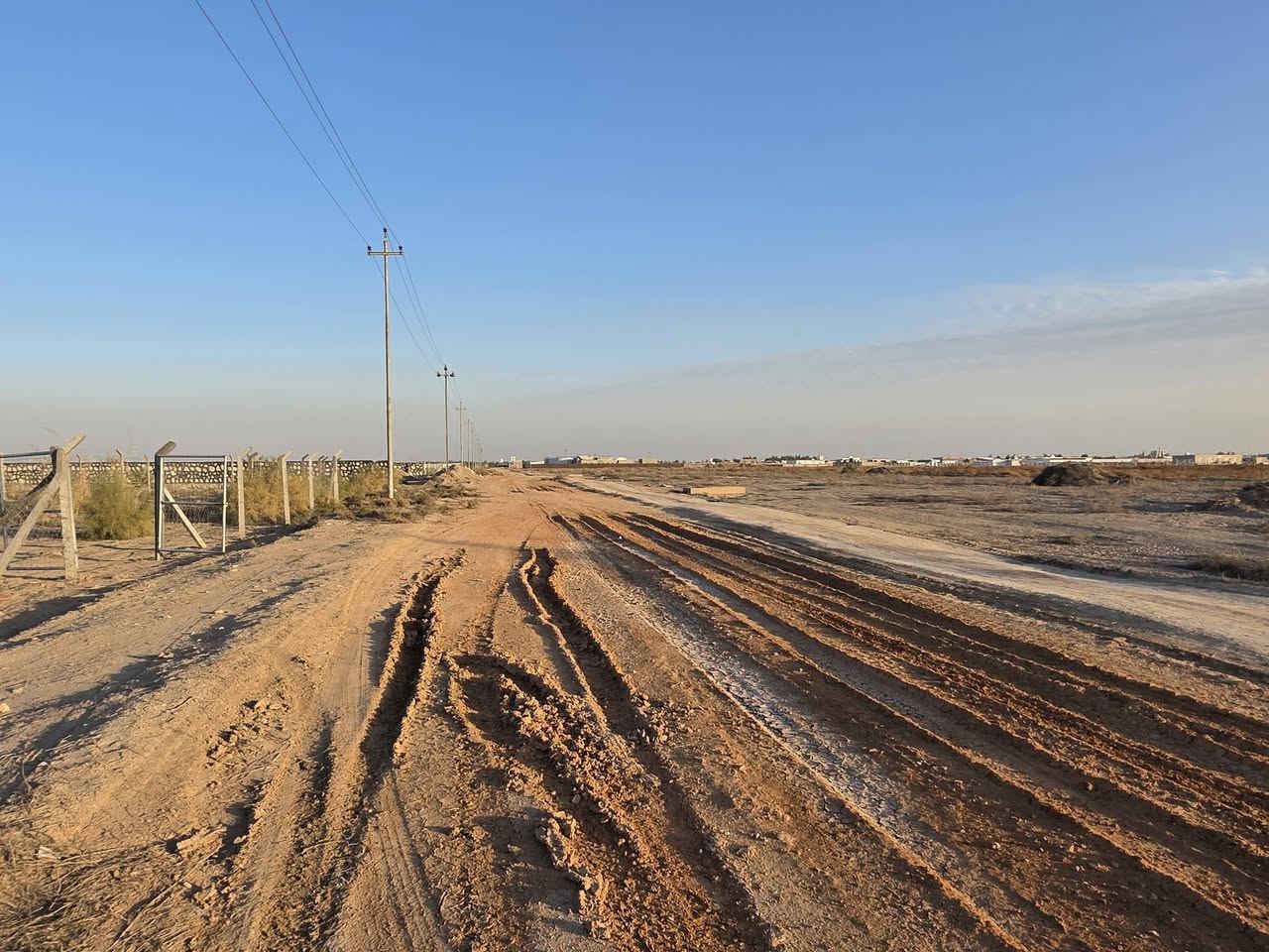 دونم للبيع وجها 20 ونزال125 يبعد عن طريق الدغارة ديوانيه ١٥٠ متر قرب مجمع الروان   متر كهربا ماي اساله مجاري عرض الشارع ١٥ متر وسبيس بلمستقبل يتبلط ***********
