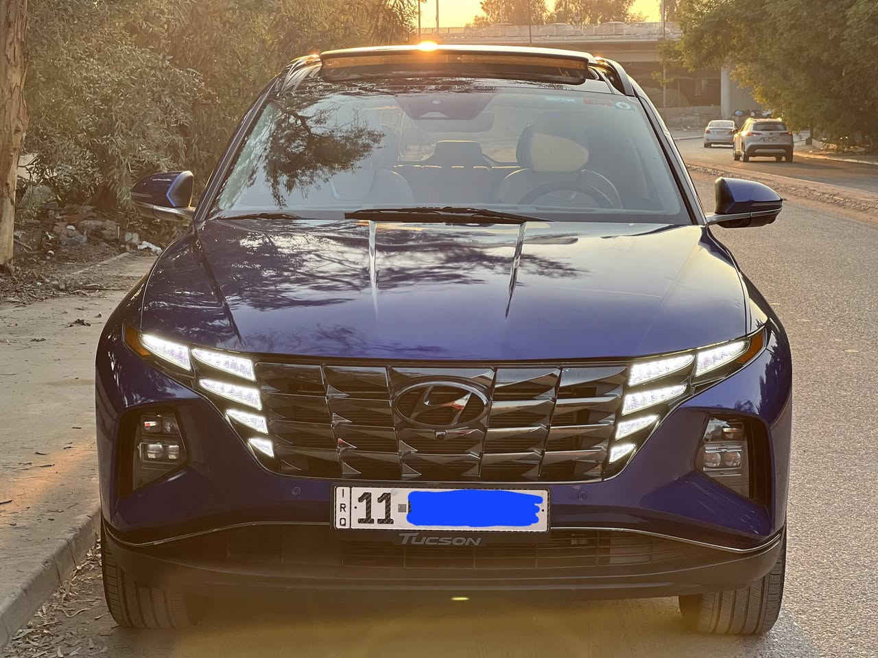 💎 توسان 2024 ليمتد (Limited) – أعلى فئة 1/1 – بحالة الوكالة 💎
​لأهل الذوق والباحثين عن "الراحة والتكنولوجيا"، أعرض لكم هيونداي توسان موديل 2024، أعلى فئة بالوارد الأمريكي (Limited)، سيارة نظيفة جداً وجاهزة من كلشي.
​🚘 المحرك والأداء (GDI):
​المحرك: GDI 2,500 Smart Stream (قوة وعزم وتقليل استهلاك وقود).
​نظام الدفع: HTRAC (دفع رباعي ذكي يسيطر بكل الظروف).
​العداد: ماشية 30,000 كيلو غير قابل للزيادة (بعدها بريحة الشركة).
​🌟 المواصفات والرفاهية (Limited Edition):
​نظام الركن الذكي (Smart Park): تقدم السيارة وترجعها بالريموت بدون سائق (ميزة ممتازة للخروج من الأماكن الضيقة).
​الكاميرات: محيطية 360 درجة (4 كاميرات تعطيك رؤية كاملة لكل زاوية Bird Eye View).
​الأمان والذكاء: قيادة ذاتية ذكية، رادارات كاملة (أمامية، خلفية، وجانبية)، نظام الحفاظ على المسار، وتوقف اضطراري ذاتي.
​الداخلية: جلد أوف وايت (Off-white) ملكي ونظيف جداً، تبريد وتدفئة بالكراسي.
​الخارجية: لون أزرق جميل عليه طبقة "نانو سيراميك" أصلية تنطي لمعة وحماية للصبغ.
​🛠 حالة السيارة والضرر (بكل أمانة):
​الحادث: ضرر أمامي بسيط (بنيد وشباك أمامي فقط).
​الصبغ: صبغ البنيد نفسه "بدون تبديل" حفاظاً على القطع الأصلية.
​الإيرباكات: إيرباك (الدركة والدشبول)الدركة مرجع سيستم  وبدون أي "كود خطأ"، وباقي الإيرباكات سليمة وجاهزة.
​الحالة الفنية: السيارة جاهزة من كل الجوانب
​📄 السعر والتفاصيل الإدارية:
​المكان: بغداد –العدل
​السعر:21000 دولار (شدتين و10 ورقة) – وقابل للتفاوض البسيط للجادين.
​الرقم: رقم بغداد، السيارة باسمي والتحويل مباشر.
​📞 للاتصال والاستفسار:
​***********
