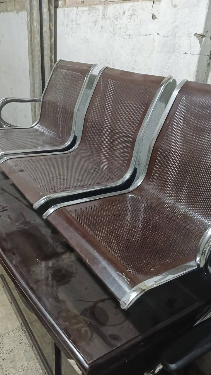 غراض مكتب للبيع بسعر مغري جدا..175 ألف دينار 
عنوان منطقة ام الكبر والغزلان 
هاتف/***********
