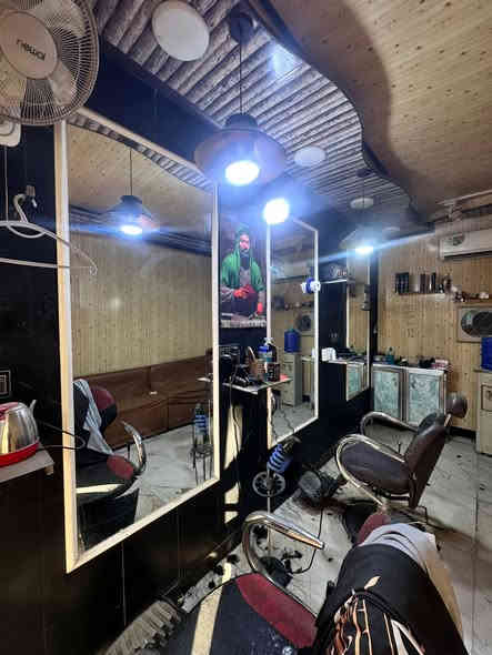 للبيع محل حلاقة جاهز للعمل
للبيع او للايجار محل حلاقة كامل التجهيز في حي الميلاد – شارع الجنة – عامود 139 – قرب شارع الحولي.
المحل مشتغل ومستمر منذ عام 2018، ويباع بسبب عدم التفرغ فقط.

محتويات المحل:
 • 3 كراسي حلاقة
 • ديكور مرتب
 • تجهيزات كاملة وشغّالة

للمهتمين والمعنيين، التواصل يكون على الرقم ادناه

***********
