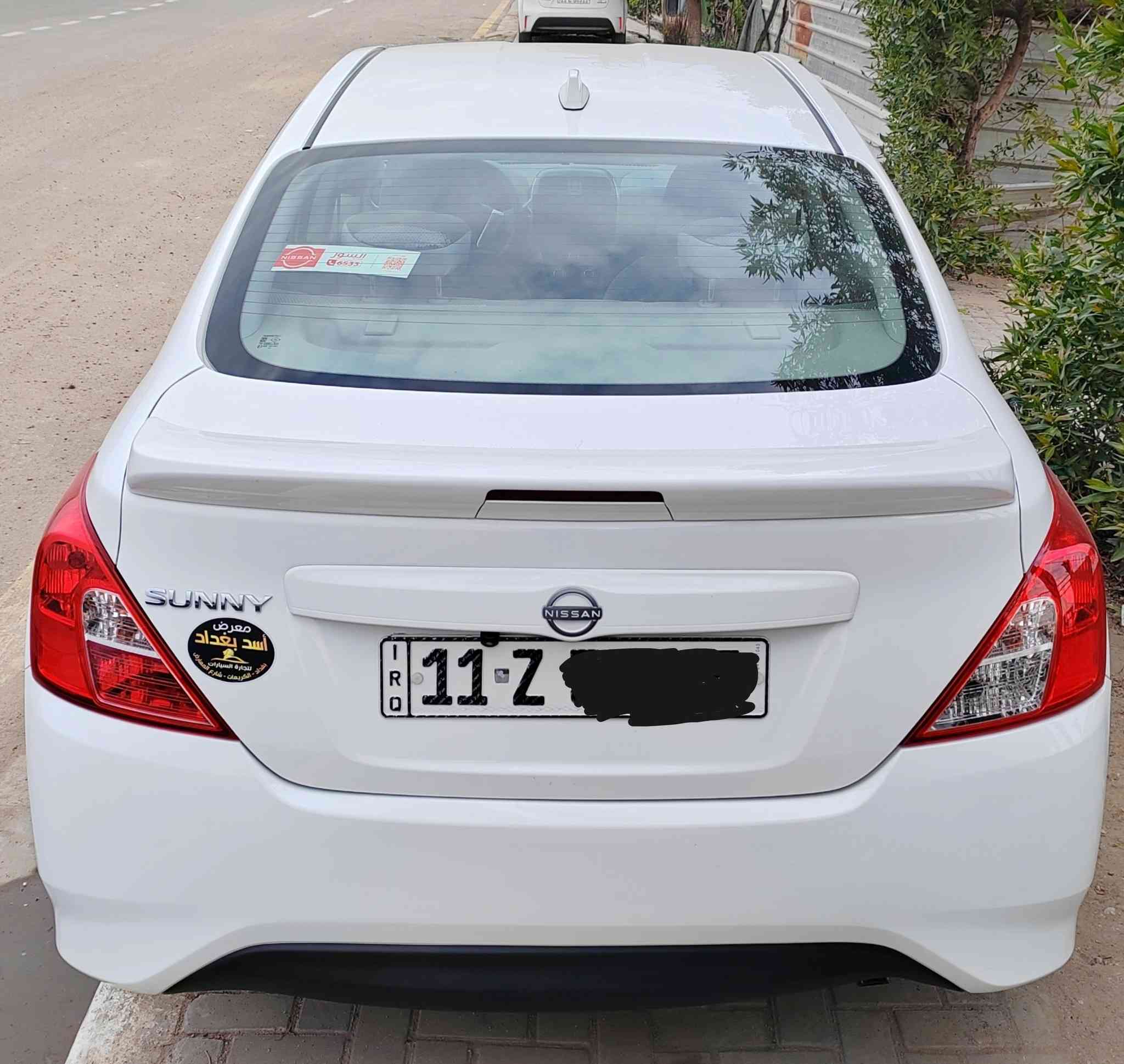 السلام عليكم، نيسان صني هندي موديل 2024، رقم بغداد، ضمان شركة 3 سنوات أو 100 ألف كيلومتر. السيارة ماشية 12 ألف كيلومتر، بحالة الزيرو وعلى وضع الشركة. دواخلها عامة، أرضية وجنطة وسقف، والإطار الاحتياطي لم يُستخدم. السيارة باسمي، تحويل مباشر وكفالة عامة. لا يوجد بها أي تبديل سوى باب السائق بسبب خدش، والباب القديم موجود وتستطيع أخذه مع السيارة. تم تبديل الزيت مرتين في الشركة ضمن الضمان. العنوان: بغداد، الشعلة، الرحمانية. السعر 133 وبها مجال بسيط. رقم ***********
