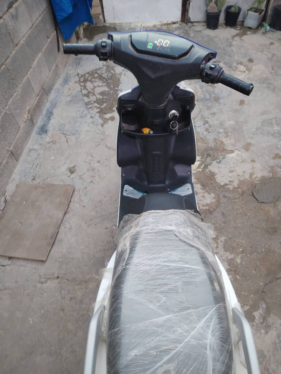 السلام عليكم دراجة شحن البيع دراجة نقصهه فقط بريكات الدراجة كهربايات كلهه شغاله السعر 370 او بيهه مجال رقم الهاتف *********** واتساب
