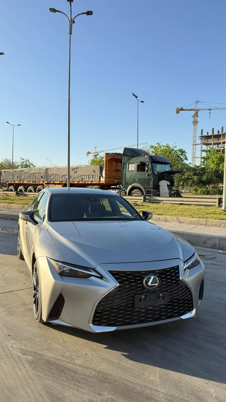 is300 2022
مكينة 3.5 v6 
ستيج 2 🚀 
منظومة ميثانول 
ماشية 29 الف ميل 
رقمها بغداد وتحويل ثاني يوم 
مكانها بغداد زيونة 
***********
رايدها ب 26500$  وبيها بمجال
