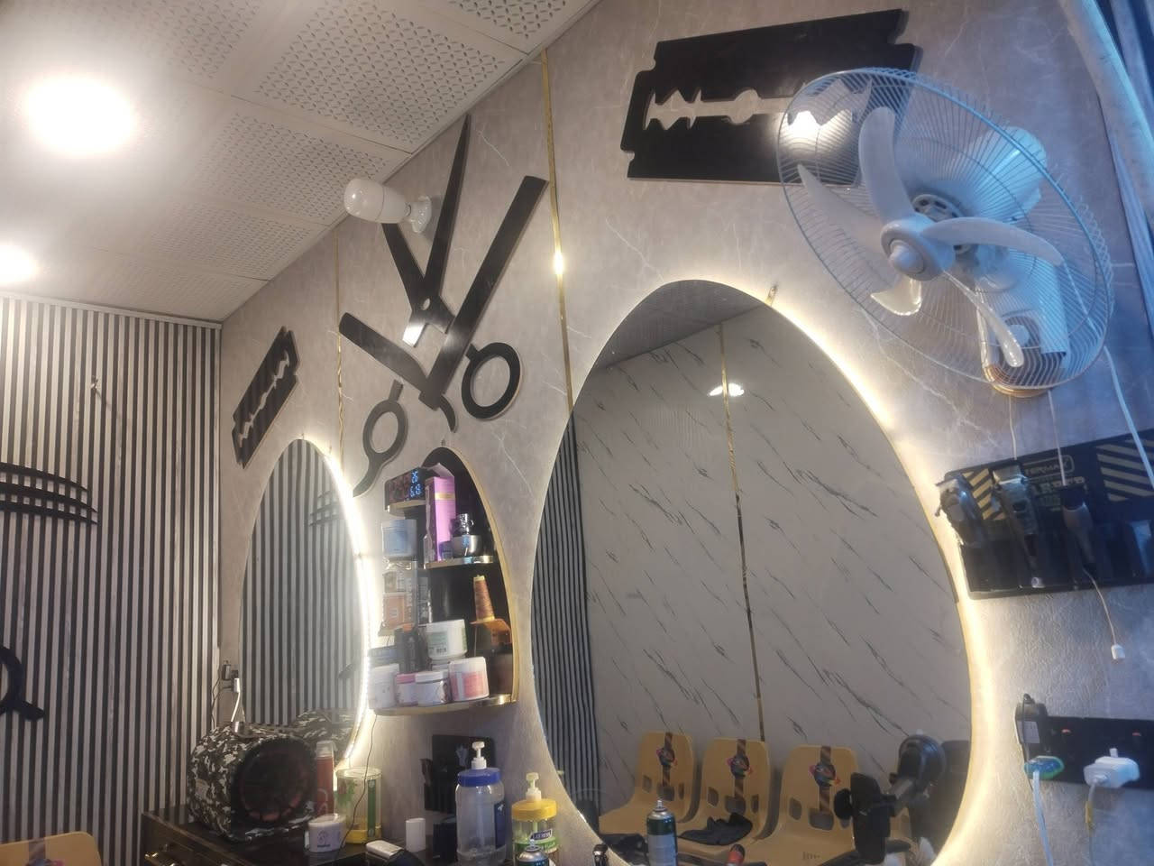 محل حلاقه كامل لبيع موقعه بل انوار لاستفسار ***********
